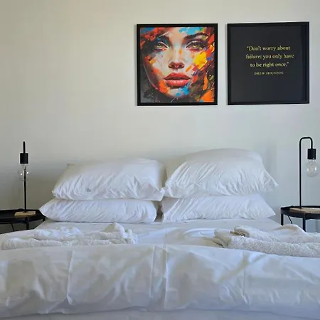 Art Apartment *